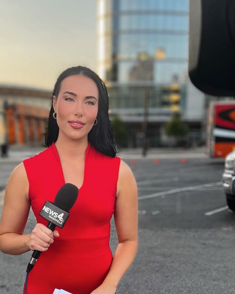 Foto colorida de Joylyn Bukovac, jornalista que cobre a tragédia de Nashville - Metrópoles