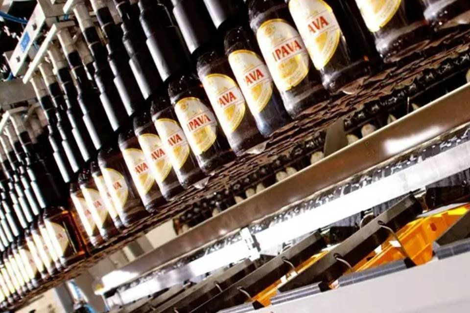 Imagem de várias garrafas de cerveja da marca Itaipava, do Grupo Petrópolis, uma ao lado da outra - Metrópoles