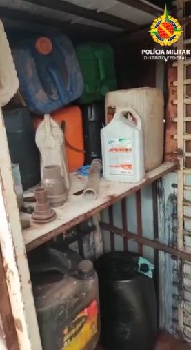 Estante cheia de produtos largados em depósito irregular de combustíveis