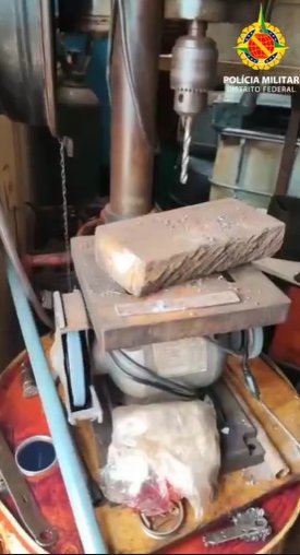 Galão de combustível dentro de depósito de combustível irregular
