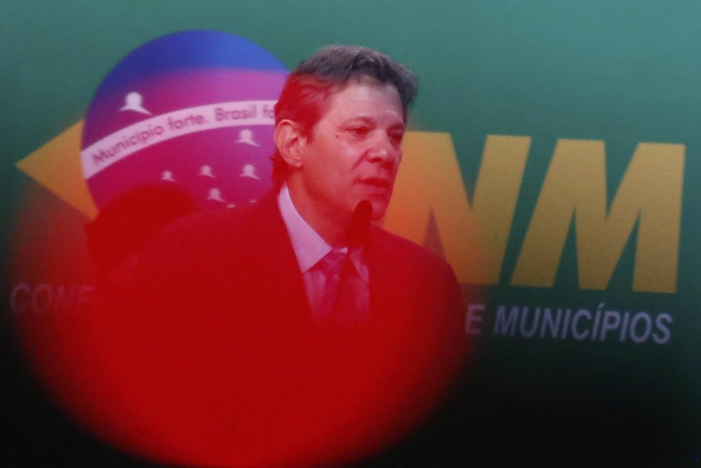 Ministros da Fazenda Fernando Haddad com luz vermelha proximo ao rosto - metrópoles
