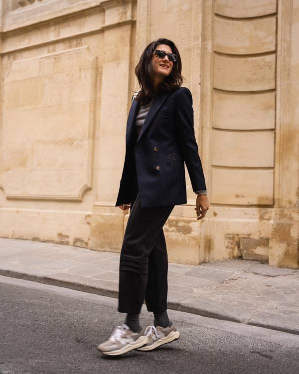 Bárbara Migliori usa tênis, blazer, calça de alfaiataria e óculos escuros - Metrópoles 