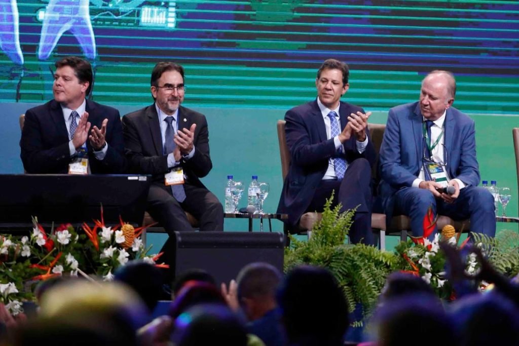 Haddad fala a prefeitos no CNM