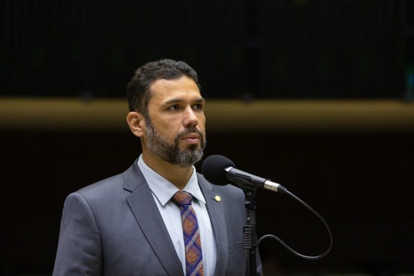 Imagem do deputado Fabio Macedo de terno na Câmara dos Deputados Metropoles