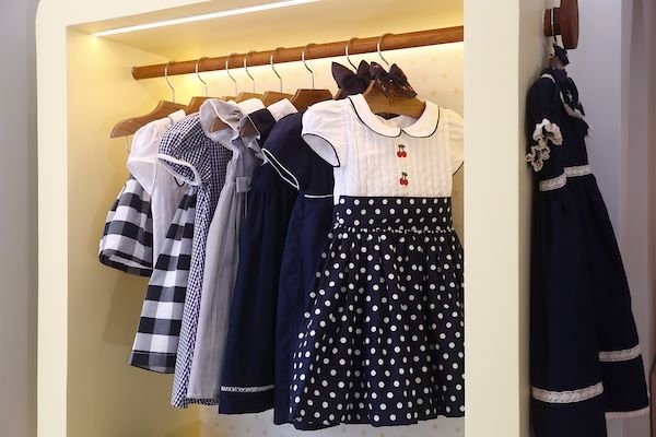 Na imagem com cor, peças da loja infantil Fillipa - Metrópoles