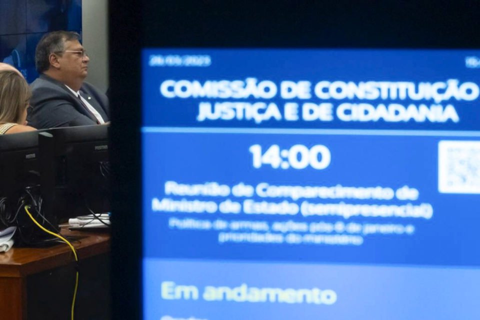 painel da câmara com dino à esquerda