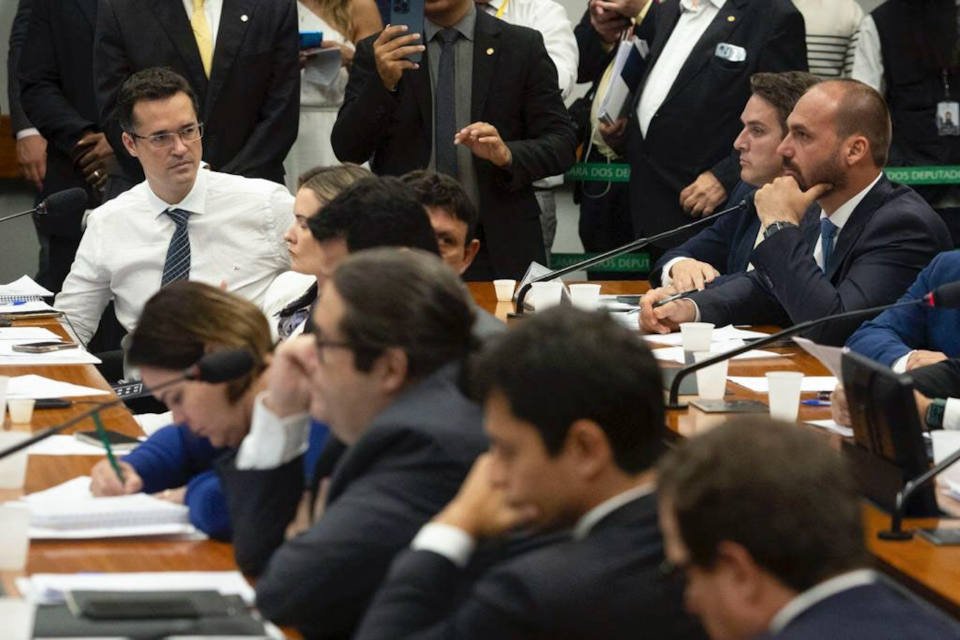 homens de terno em bancadas
