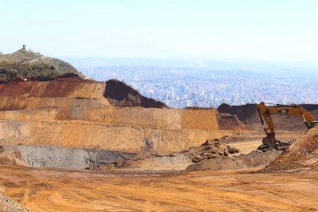 Foto colorida da mineração na Serra do Cural em Minas Gerais - Metrópoles