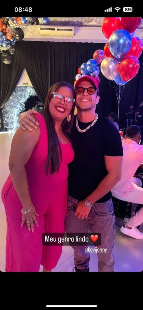 Kevi Jony e a sogra na festa do filho de Sthe Matos