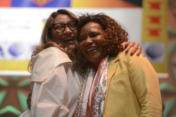 A primeira-dama Janja ri e abraça a ministra da Cultura, Margareth Menezes, durante cerimônia