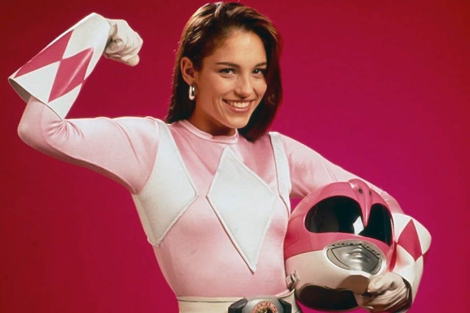 Amy Jo Johnson com o figurino de Kimberly, a ranger rosa de Power Rangers - Metrópoles