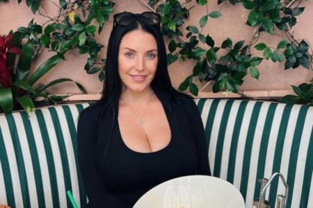 mulher branca de cabelo preto liso sentada em poltrona - metrópoles