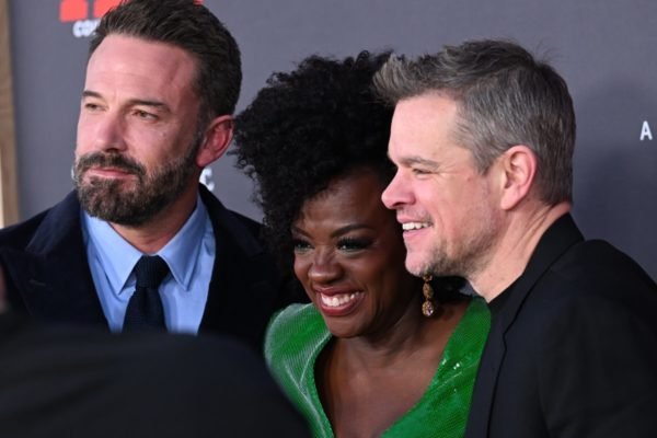 Na imagem com cor, Viola Davis, Matt Damon e Ben Afleck posam juntos - Metrópoles
