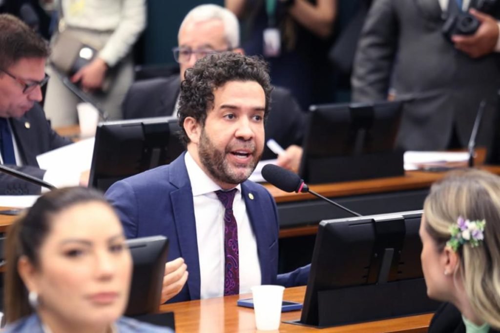 Deputado André Janones admitiu que chamou o colega Nikolas Ferreira de "chupetinha" durante sessão - Metrópoles