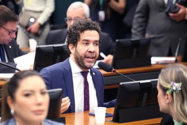 Deputado André Janones admitiu que chamou o colega Nikolas Ferreira de "chupetinha" durante sessão - Metrópoles