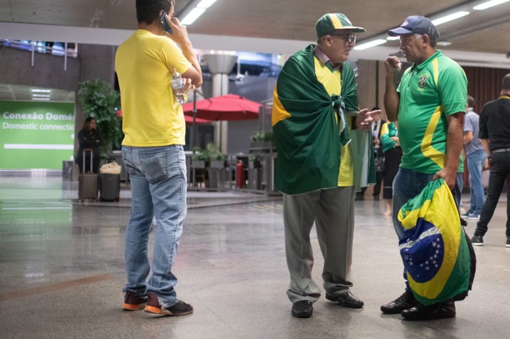 Apoiadores chegam ao aeroporto de Brasilia a espera de Bolsonaro. um forte esquema de seguranc?a foi montado nas vias de acesso ao aeroporto para a chegada de Bolsonaro1