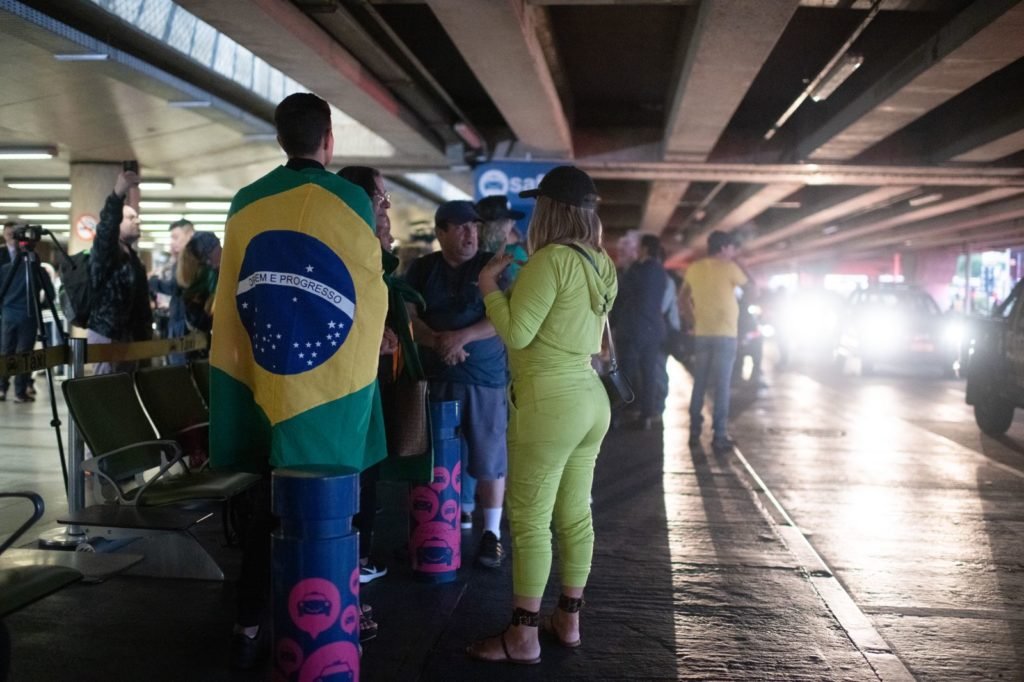 Apoiadores chegam ao aeroporto de Brasilia a espera de Bolsonaro. um forte esquema de segurança foi montado nas vias de acesso ao aeroporto para a chegada de Bolsonaro1