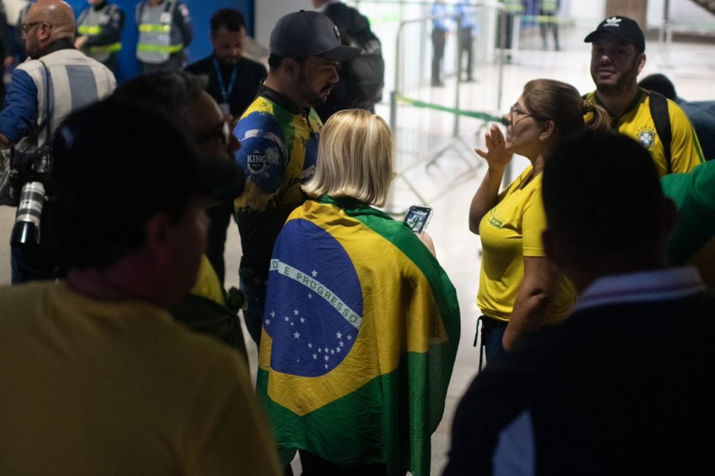 Apoiadores chegam ao aeroporto de Brasilia a espera de Bolsonaro. um forte esquema de segurança foi montado nas vias de acesso ao aeroporto para a chegada de Bolsonaro1