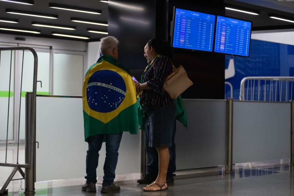 Apoiadores chegam ao aeroporto de Brasilia a espera de Bolsonaro. um forte esquema de segurança foi montado nas vias de acesso ao aeroporto para a chegada de Bolsonaro1