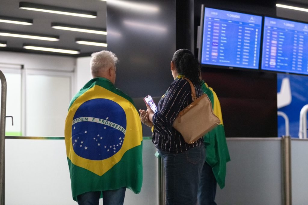 Apoiadores chegam ao aeroporto de Brasilia a espera de Bolsonaro. um forte esquema de seguranc?a foi montado nas vias de acesso ao aeroporto para a chegada de Bolsonaro1