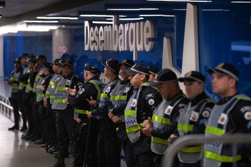 Apoiadores chegam ao aeroporto de Brasilia a espera de Bolsonaro. um forte esquema de segurança foi montado nas vias de acesso ao aeroporto para a chegada de Bolsonaro1