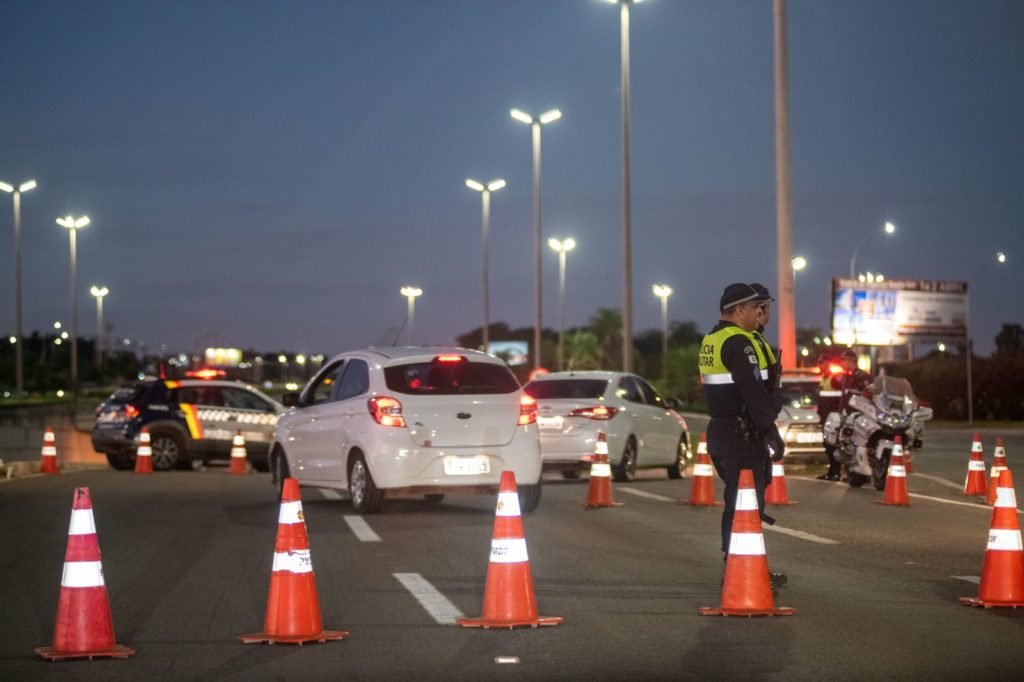 Apoiadores chegam ao aeroporto de Brasilia a espera de Bolsonaro. um forte esquema de segurança foi montado nas vias de acesso ao aeroporto para a chegada de Bolsonaro1