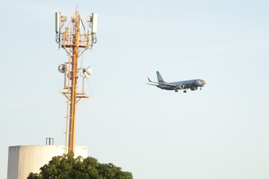 Aeronave com Bolsonaro pousando no aeroporto de Brasília1