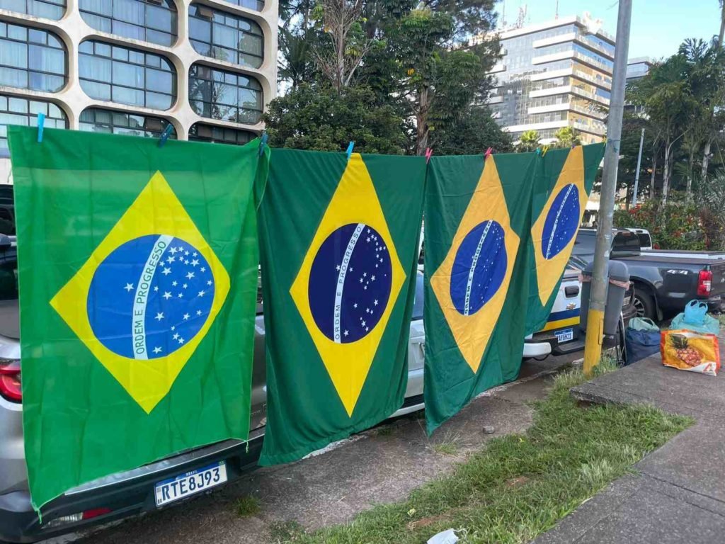 Imagem colorida de bandeiras do Brasil