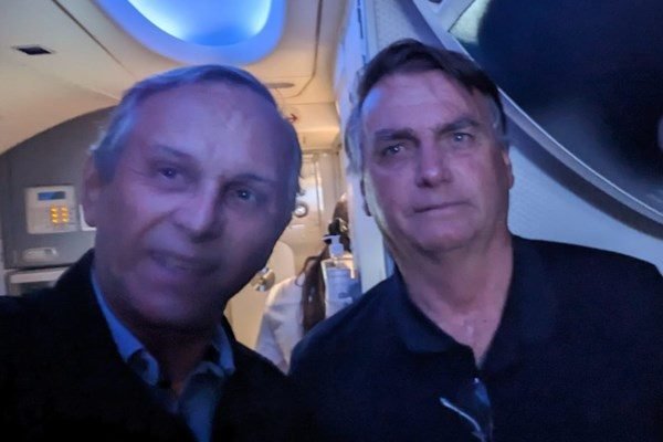 Enteada de Bolsonaro embarca em voo comercial para Orlando nesta quarta