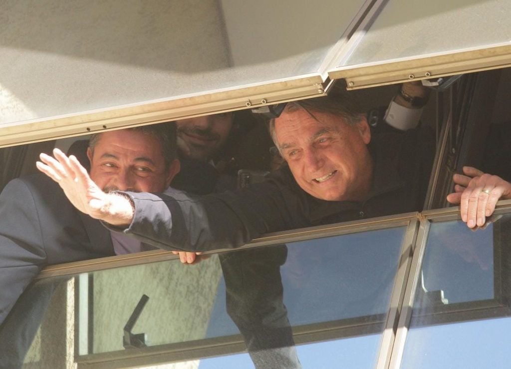Bolsonaro acena para apoiadores da janela do Brasil 21 - Metrópoles