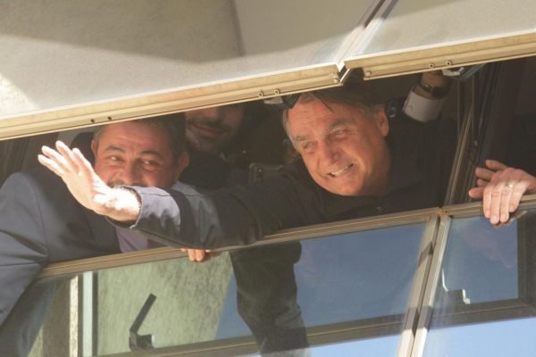 Bolsonaro acena para apoiadores da janela do Brasil 21 - Metrópoles