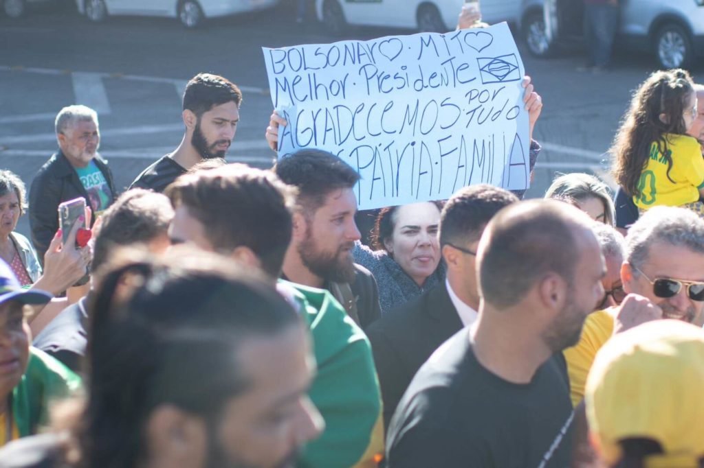 Apoiadores recebem Bolsonaro no aeroporto de Brasilia - Metrópoles