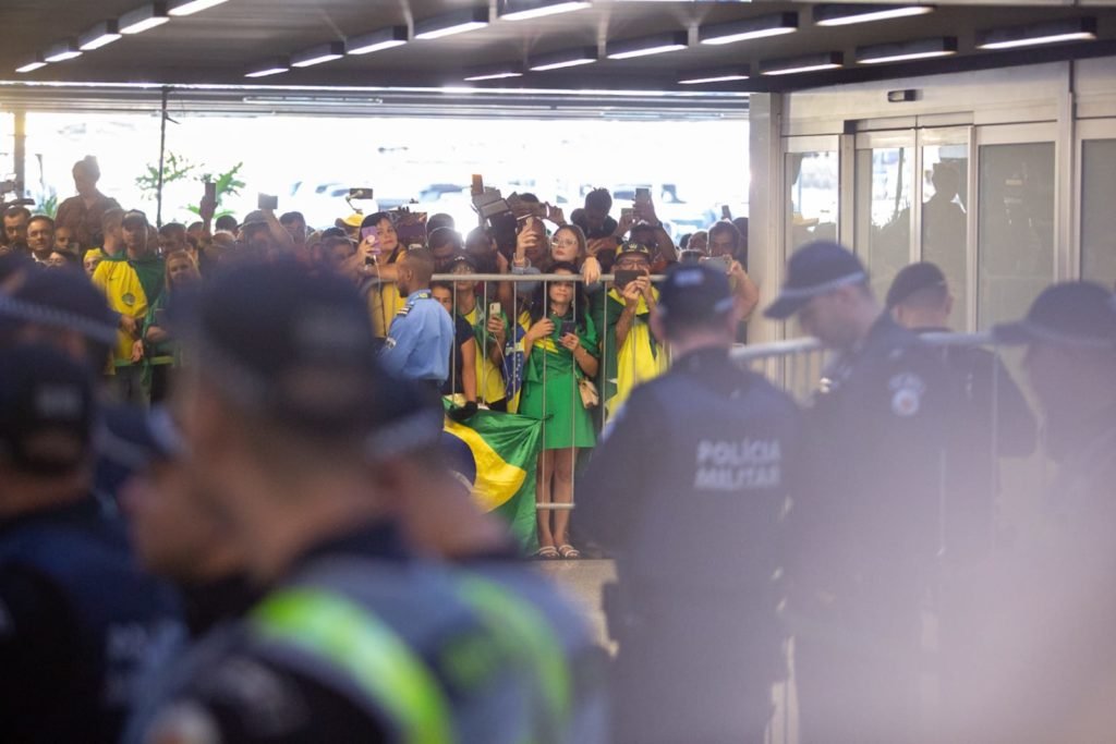 apoiadores esperam por Bolsonaro no aeroporto de brasilia - Metrópoles