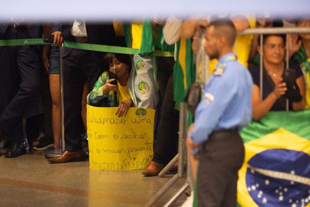 apoiadores esperam por Bolsonaro no aeroporto de brasilia - Metrópoles