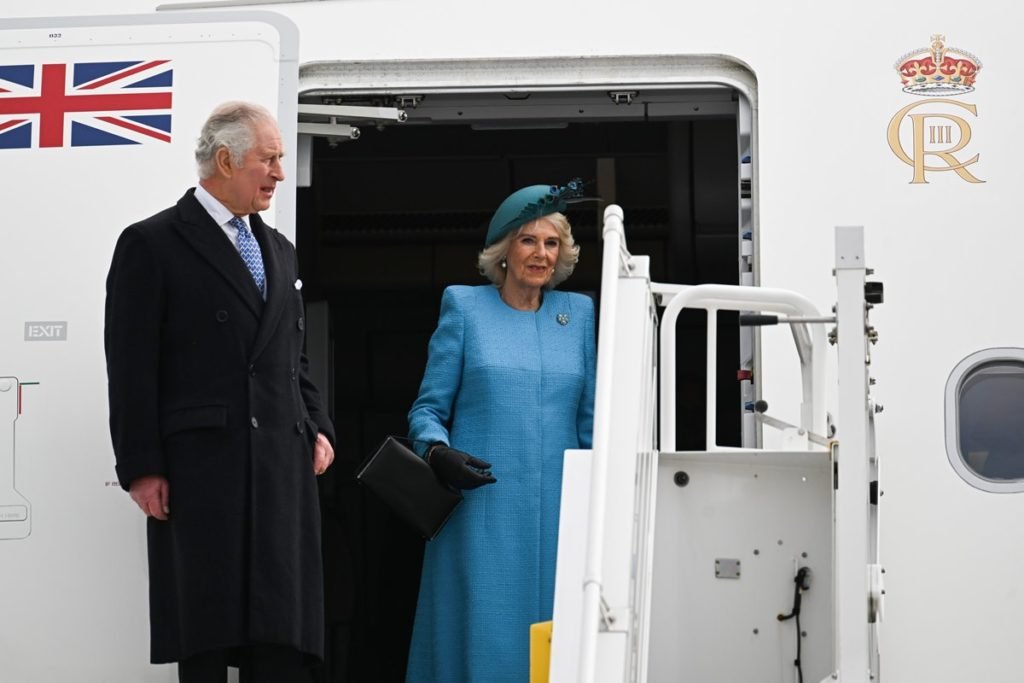 Foto colorida de casal branco e idoso saindo de um avião - Metrópoles