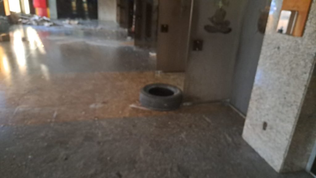 Vandalismo: mulher atira blocos de concreto em santuário; veja vídeo