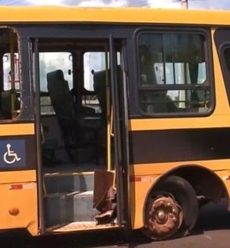 Imagem colorida de ônibus escolar