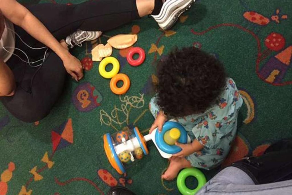 bebe brincando no chão - metrópoles