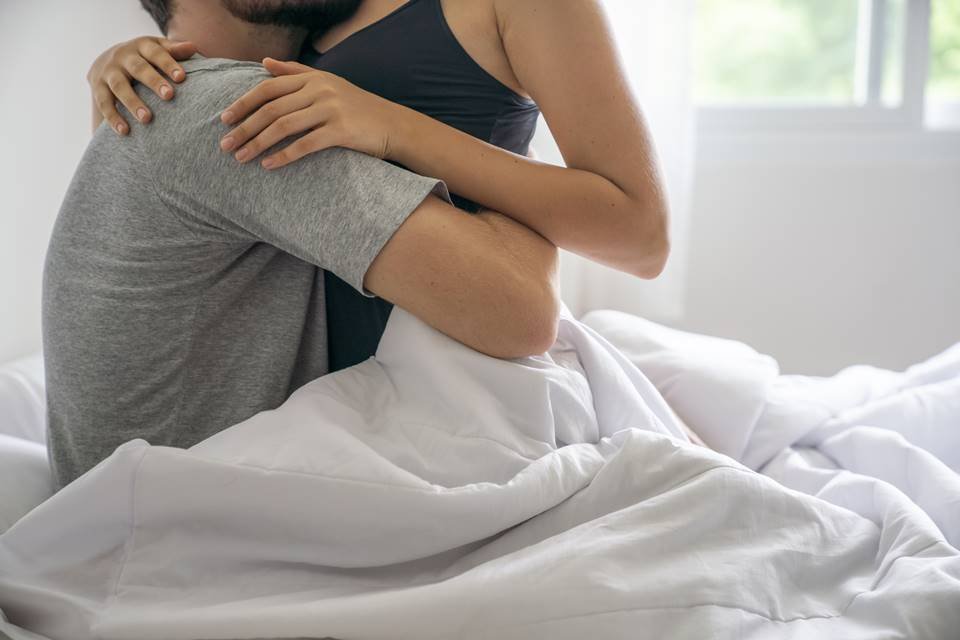 Foto colorida de casal na cama fazendo sexo - Metrópoles