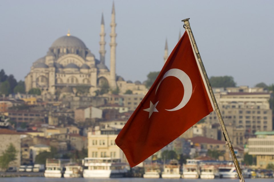 Bandeira da Turquia na frente palácio em Instambul - Metrópoles