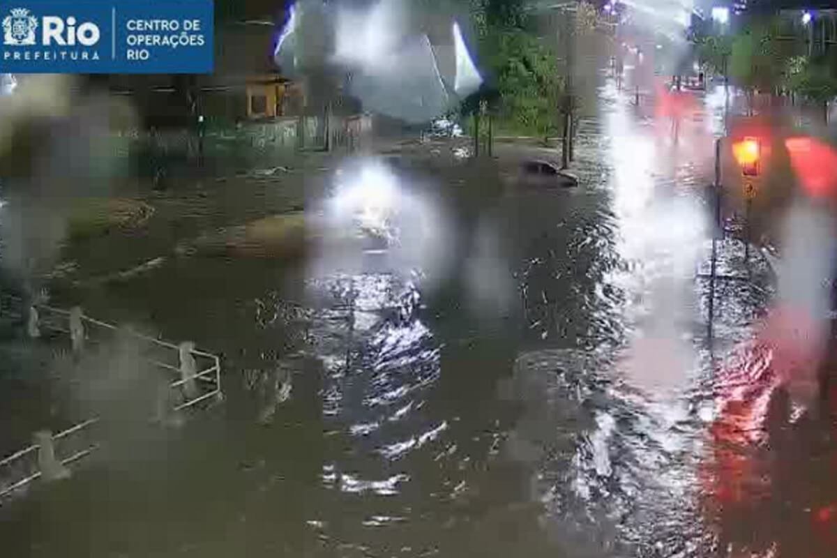 Temporal com chuva intensa e raios faz alerta ser emitido no RJ