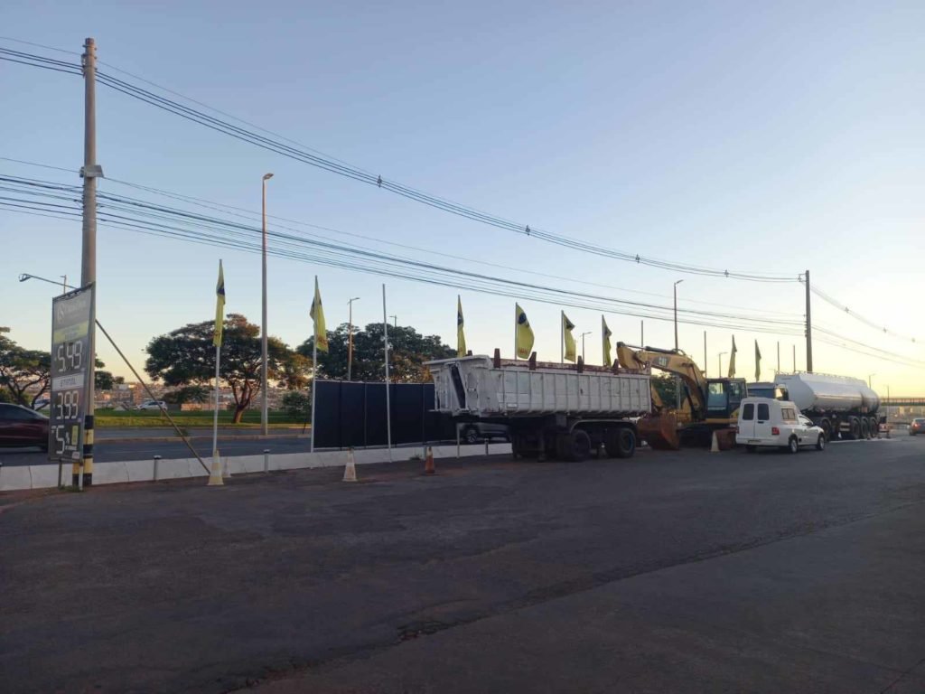 Fogo atinge caminhão tanque estacionado em posto de combustível