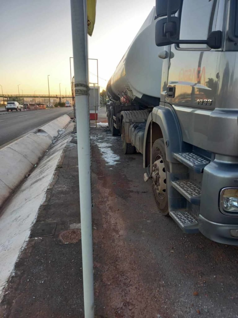 Fogo atinge caminhão tanque estacionado em posto de combustível