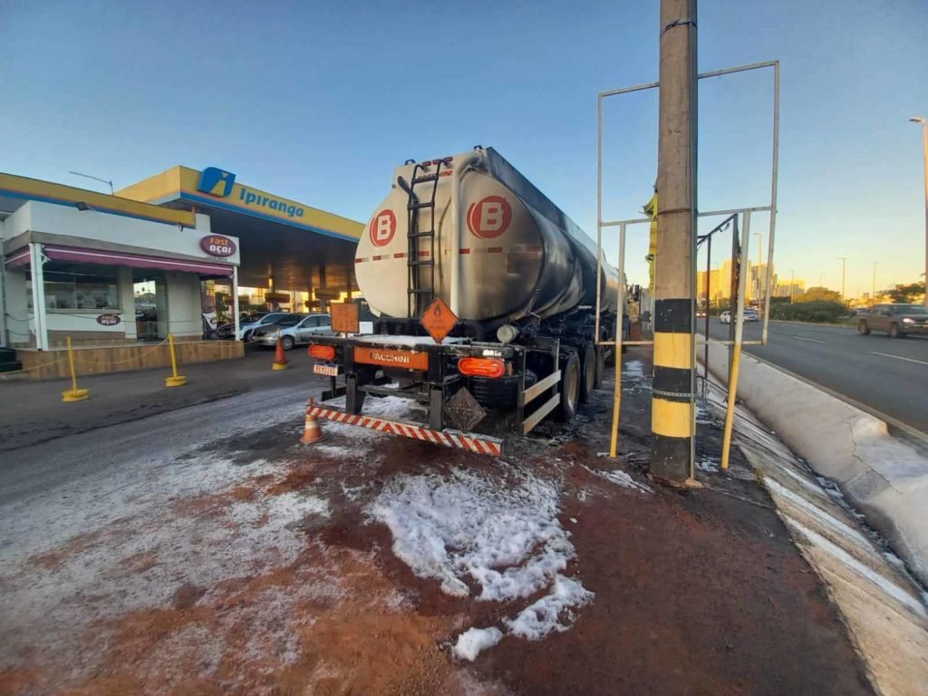 Fogo atinge caminhão tanque estacionado em posto de combustível
