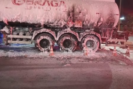 Caminhão com rodas danificadas pelo fogo
