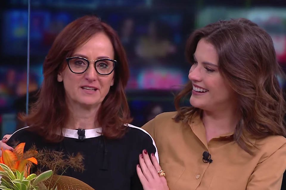 Elisa Veeck consola Thais Heredia em despedida ao vivo da CNN Brasil - Metrópoles