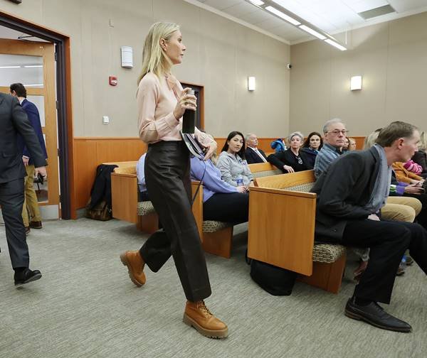 Mulher andando em tribunal com roupas formais - Metrópoles