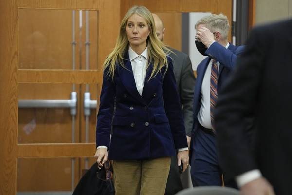 Mulher andando em tribunal com roupas formais - Metrópoles