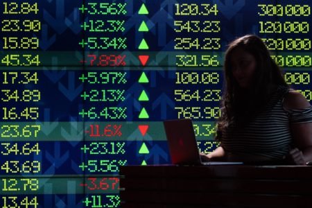 Graficos - economia, bolsa de valores, investimento - PIB - Ações - Metrópoles