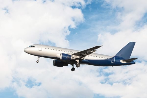 Imagem colorida mostra avião no ar setor aéreo no céu azul MP MPs Metropoles